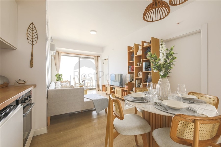 المجمع في المرحلة النهائية من البناء ، على بعد 150 متر من البحر