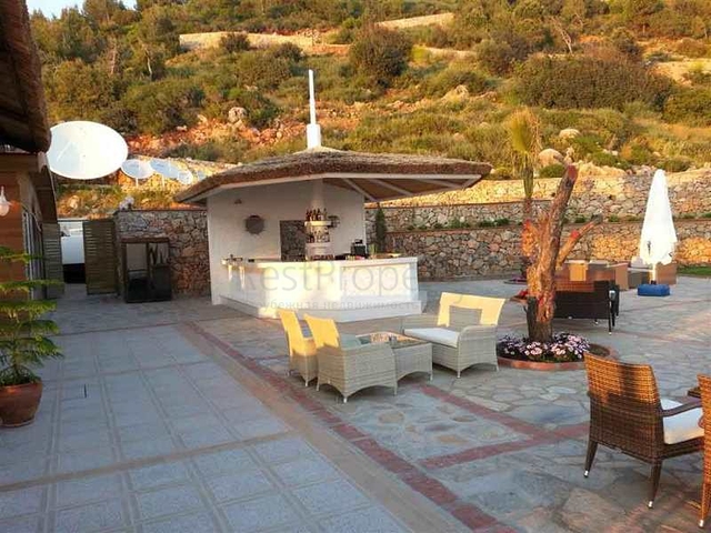 اضخم مجمع فلل على شاطئ البحر المتوسط - الانيا 