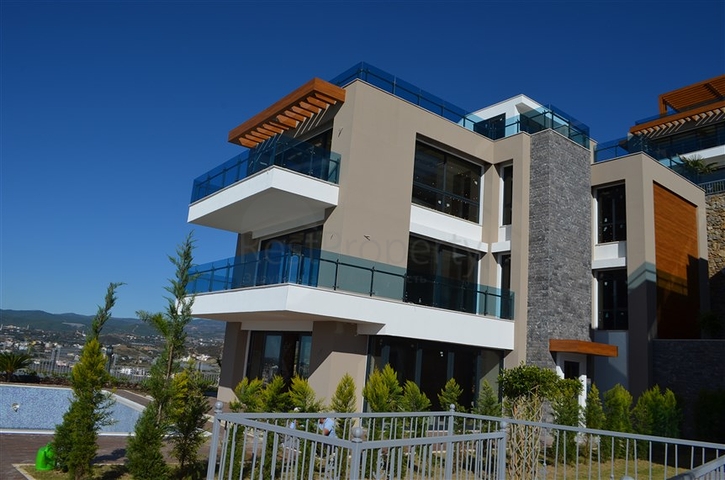 اضخم مجمع فلل على شاطئ البحر المتوسط - الانيا 