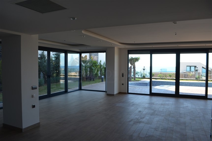 اضخم مجمع فلل على شاطئ البحر المتوسط - الانيا 