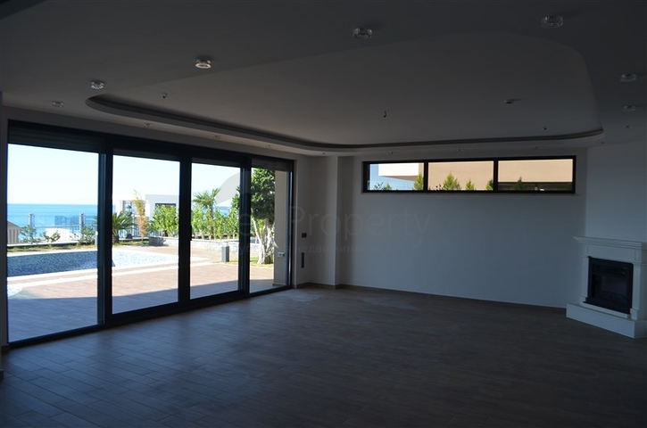 اضخم مجمع فلل على شاطئ البحر المتوسط - الانيا 