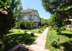 شقة 2 + 1 مع مدخل إلى الحديقة في وسط كيمير