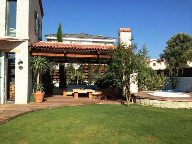 فيلا مع قطعة أرض كبيرة مع حديقة خضراء في الاشاتي