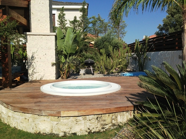 فيلا مع قطعة أرض كبيرة مع حديقة خضراء في الاشاتي