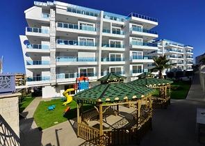 شقق عائلية ضمن مجمع سكني قريب من البحر في افسلار / الانيا 