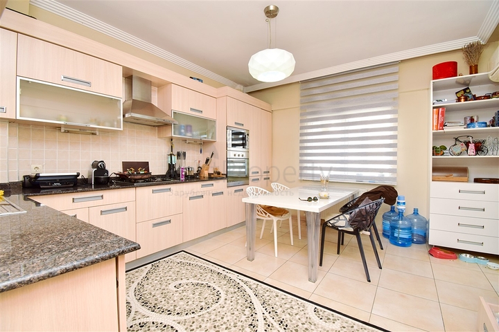 شقة دوبلكس 5 + 1 في منطقة ميدانكافاجي - أنطاليا 