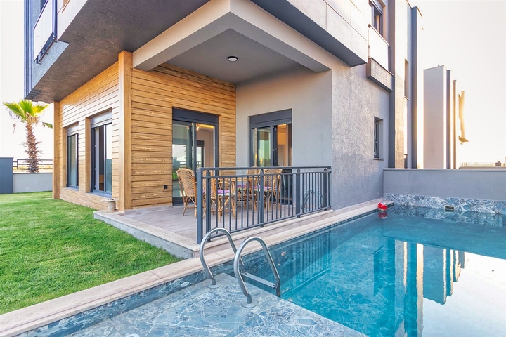 فلل 5 + 1 في منطقة دوشيميالتي-أنطاليا