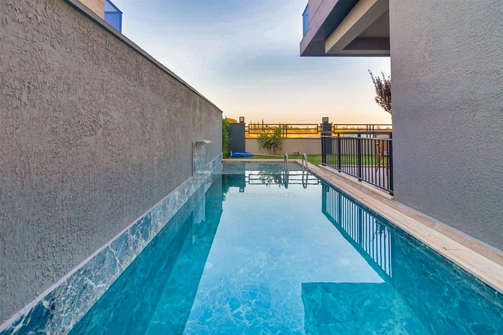 فلل 5 + 1 في منطقة دوشيميالتي-أنطاليا