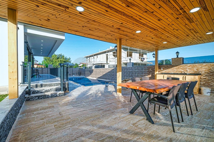 فيلا 4+1 في حي تيكيروفا-أنطاليا