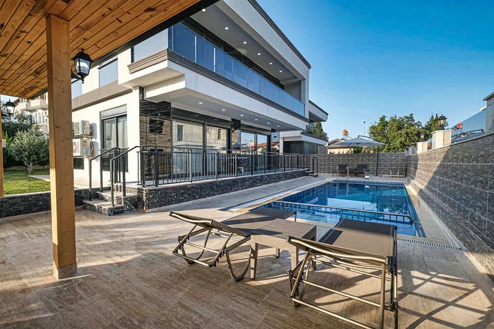 فيلا 4+1 في حي تيكيروفا-أنطاليا