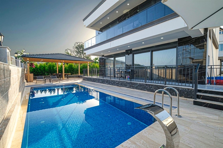 فيلا 4+1 في حي تيكيروفا-أنطاليا