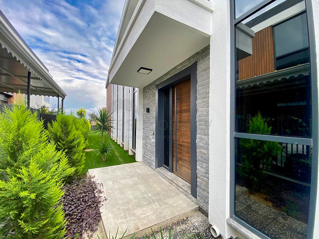 فيلا 5 + 1 في حي ارمينيك انطاليا