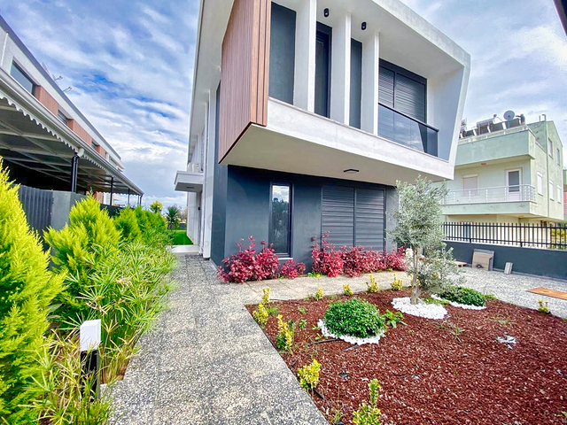 فيلا 5 + 1 في حي ارمينيك انطاليا