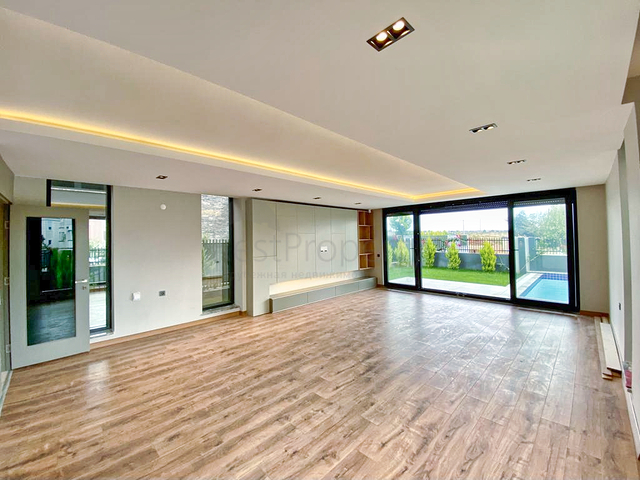 فيلا 5 + 1 في حي ارمينيك انطاليا