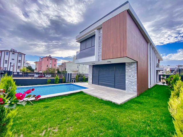 فيلا 5 + 1 في حي ارمينيك انطاليا