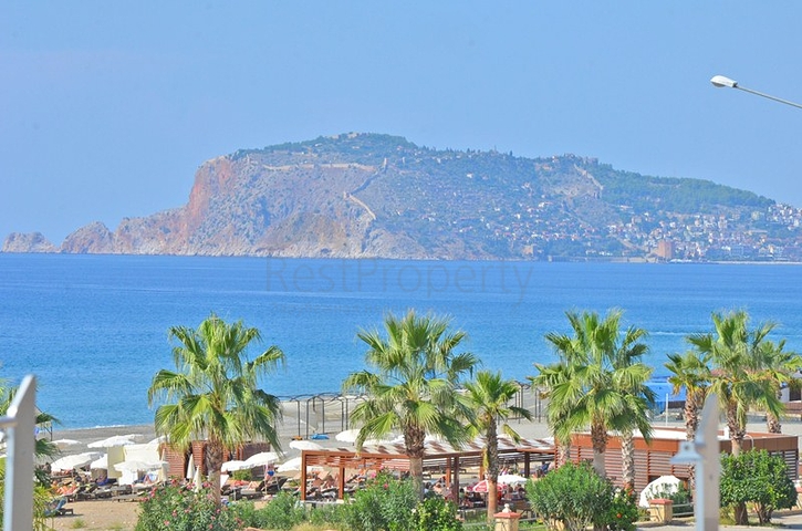 شقة بتخطيط5+1 في أحد المجمعات الفاخرة على الخط الأول من البحر في منطقة كاستل – ألانيا