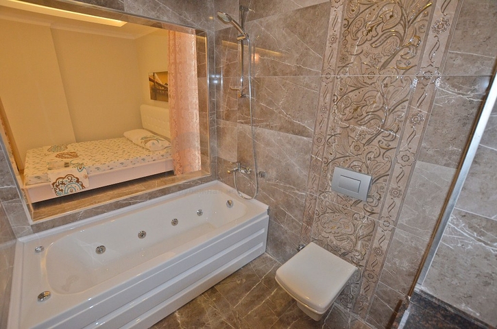 شقة بتخطيط5+1 في أحد المجمعات الفاخرة على الخط الأول من البحر في منطقة كاستل – ألانيا