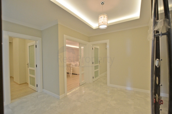 شقة بتخطيط5+1 في أحد المجمعات الفاخرة على الخط الأول من البحر في منطقة كاستل – ألانيا