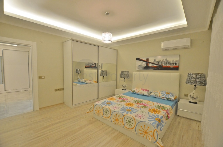 شقة بتخطيط5+1 في أحد المجمعات الفاخرة على الخط الأول من البحر في منطقة كاستل – ألانيا