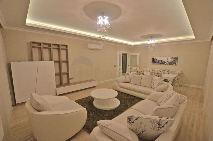 شقة بتخطيط5+1 في أحد المجمعات الفاخرة على الخط الأول من البحر في منطقة كاستل – ألانيا