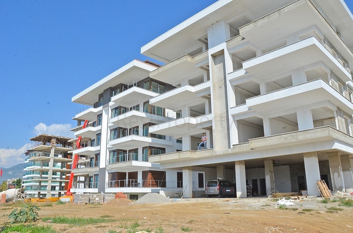 شقة بتخطيط5+1 في أحد المجمعات الفاخرة على الخط الأول من البحر في منطقة كاستل – ألانيا