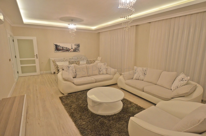 شقة بتخطيط5+1 في أحد المجمعات الفاخرة على الخط الأول من البحر في منطقة كاستل – ألانيا