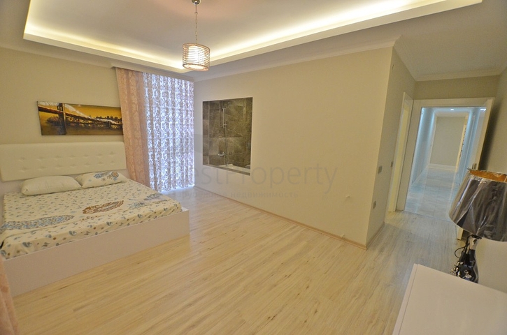 شقة بتخطيط5+1 في أحد المجمعات الفاخرة على الخط الأول من البحر في منطقة كاستل – ألانيا