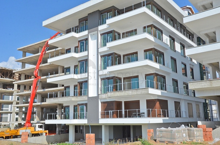 شقة بتخطيط5+1 في أحد المجمعات الفاخرة على الخط الأول من البحر في منطقة كاستل – ألانيا