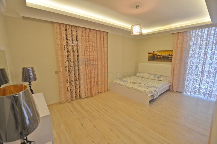 شقة بتخطيط5+1 في أحد المجمعات الفاخرة على الخط الأول من البحر في منطقة كاستل – ألانيا