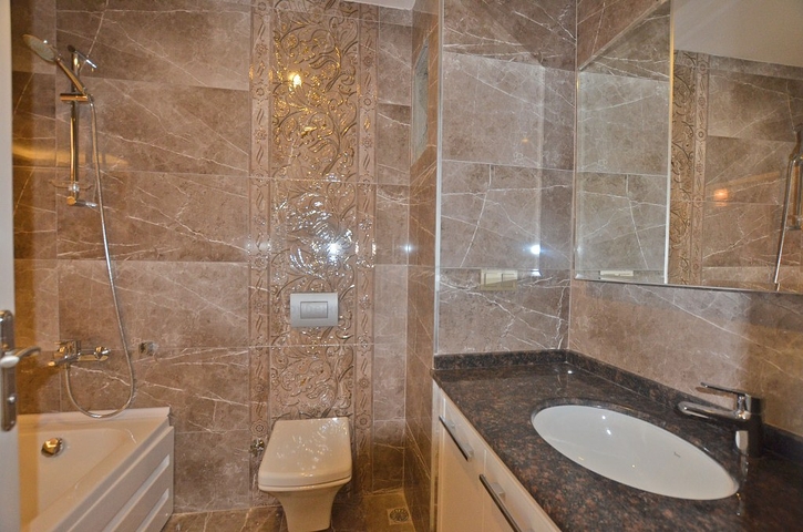 شقة بتخطيط5+1 في أحد المجمعات الفاخرة على الخط الأول من البحر في منطقة كاستل – ألانيا