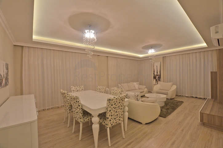 شقة بتخطيط5+1 في أحد المجمعات الفاخرة على الخط الأول من البحر في منطقة كاستل – ألانيا