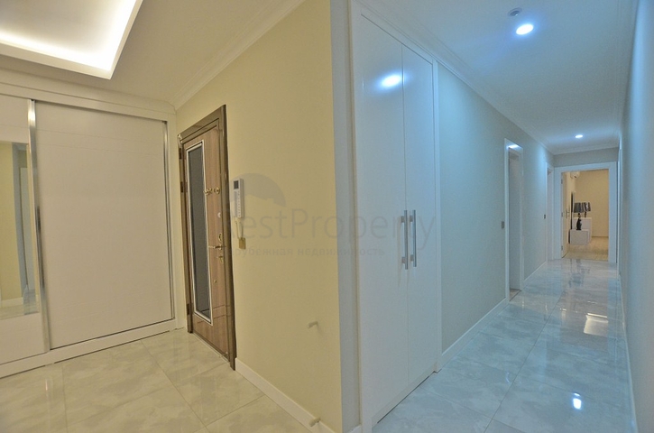 شقة بتخطيط5+1 في أحد المجمعات الفاخرة على الخط الأول من البحر في منطقة كاستل – ألانيا