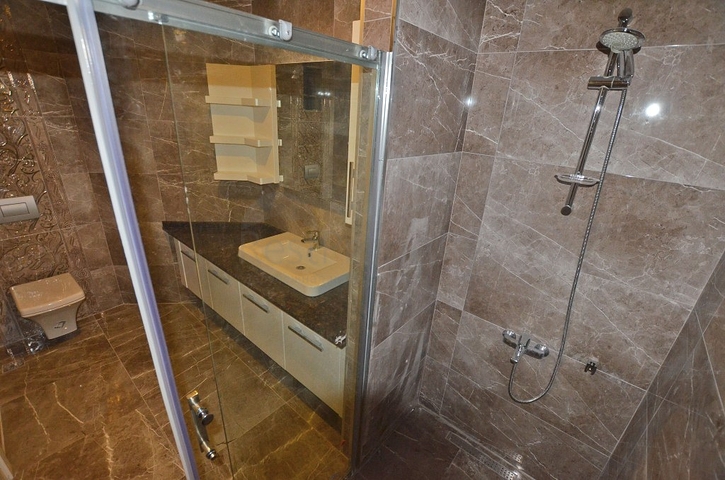 شقة بتخطيط5+1 في أحد المجمعات الفاخرة على الخط الأول من البحر في منطقة كاستل – ألانيا