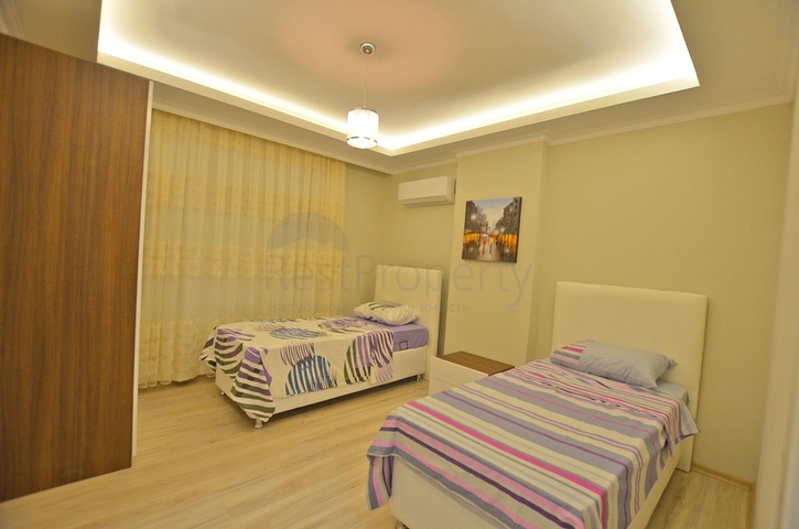 شقة بتخطيط5+1 في أحد المجمعات الفاخرة على الخط الأول من البحر في منطقة كاستل – ألانيا