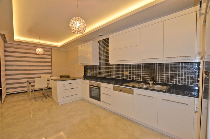 شقة بتخطيط5+1 في أحد المجمعات الفاخرة على الخط الأول من البحر في منطقة كاستل – ألانيا