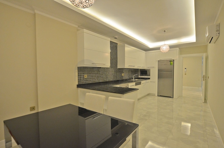 شقة بتخطيط5+1 في أحد المجمعات الفاخرة على الخط الأول من البحر في منطقة كاستل – ألانيا