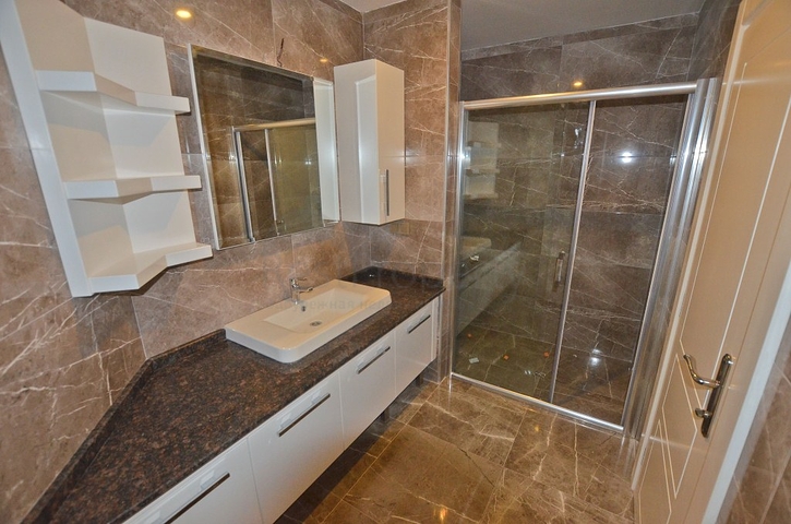 شقة بتخطيط5+1 في أحد المجمعات الفاخرة على الخط الأول من البحر في منطقة كاستل – ألانيا