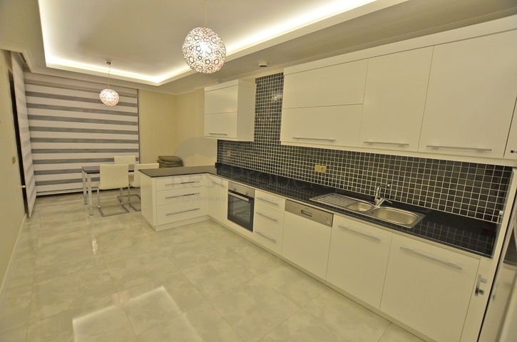 شقة بتخطيط5+1 في أحد المجمعات الفاخرة على الخط الأول من البحر في منطقة كاستل – ألانيا