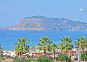 شقة بتخطيط5+1 في أحد المجمعات الفاخرة على الخط الأول من البحر في منطقة كاستل – ألانيا