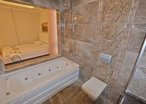 شقة بتخطيط5+1 في أحد المجمعات الفاخرة على الخط الأول من البحر في منطقة كاستل – ألانيا