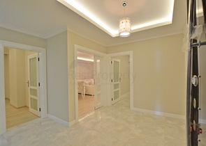 شقة بتخطيط5+1 في أحد المجمعات الفاخرة على الخط الأول من البحر في منطقة كاستل – ألانيا