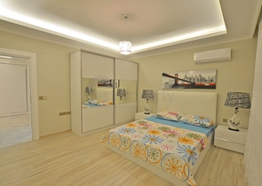 شقة بتخطيط5+1 في أحد المجمعات الفاخرة على الخط الأول من البحر في منطقة كاستل – ألانيا