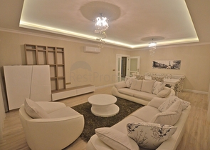 شقة بتخطيط5+1 في أحد المجمعات الفاخرة على الخط الأول من البحر في منطقة كاستل – ألانيا