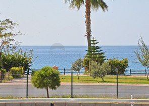 شقة بتخطيط5+1 في أحد المجمعات الفاخرة على الخط الأول من البحر في منطقة كاستل – ألانيا