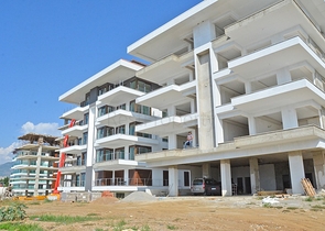 شقة بتخطيط5+1 في أحد المجمعات الفاخرة على الخط الأول من البحر في منطقة كاستل – ألانيا