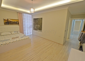 شقة بتخطيط5+1 في أحد المجمعات الفاخرة على الخط الأول من البحر في منطقة كاستل – ألانيا