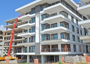 شقة بتخطيط5+1 في أحد المجمعات الفاخرة على الخط الأول من البحر في منطقة كاستل – ألانيا