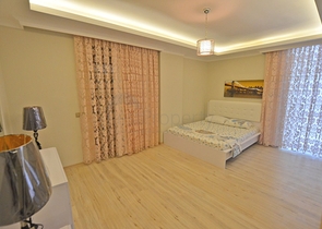 شقة بتخطيط5+1 في أحد المجمعات الفاخرة على الخط الأول من البحر في منطقة كاستل – ألانيا