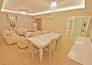 شقة بتخطيط5+1 في أحد المجمعات الفاخرة على الخط الأول من البحر في منطقة كاستل – ألانيا