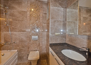 شقة بتخطيط5+1 في أحد المجمعات الفاخرة على الخط الأول من البحر في منطقة كاستل – ألانيا